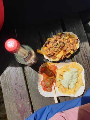 Vegane Mantaplatte & French fries with fried mushrooms and Bärlauchmayo (wild garlic mayo) at Paulas Kostbar in Tecklenburg