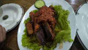 Terong tempeh penyet at Mai3 Cafegan Vegetarian Cafe in Kuta
