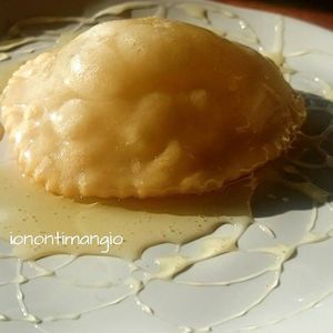 Vegan seadas at Home Restaurant Ionontimangio in Sassari