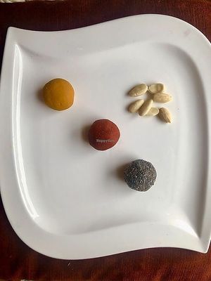 Sfere di formaggio vegan fermentato at Home Restaurant Ionontimangio in Sassari