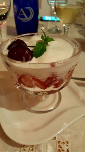 Vegan ice cream with strawberries  at Home Restaurant Ionontimangio in Sassari