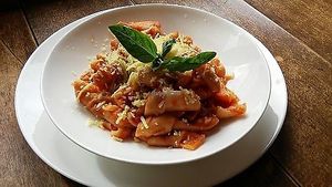 Pasta fatta in casa con pomodoro fresco e vegan cheese autoprodotto at Home Restaurant Ionontimangio in Sassari