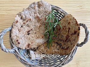 Pane sardo home made at Home Restaurant Ionontimangio in Sassari