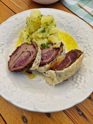 Seitan fatto in casa in crosta con contorno di patate. Magnifico! at Home Restaurant Ionontimangio in Sassari