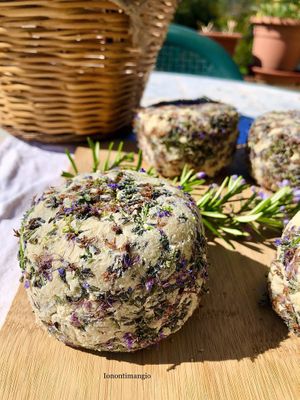 Our last cheese with flowers of countryside   at Home Restaurant Ionontimangio in Sassari