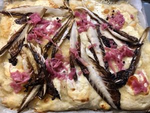 Pizza con radicchio e alternativa vegana mozzarella e gorgonzola   at Home Restaurant Ionontimangio in Sassari