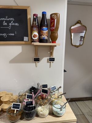 The toppings clearly labelled vegan  at Glacier ego in Perpignan