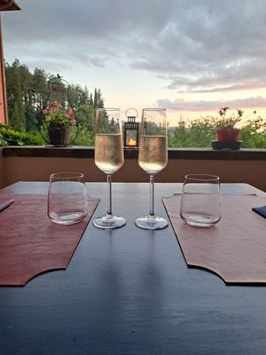 INCIUCIO : bollicine di Sangiovese locale vinificato in bianco at Non Solo Eat Art S in Seggiano