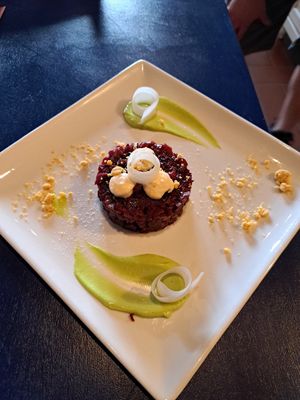 la nostra "Battuta Vegana" di rapa rossa cotta al vapore e poi battuta al coltello, marinata con crema di cipolla e vinagrette, ultimata con Pimento Giamaicano e biscotto salato se at Non Solo Eat Art S in Seggiano