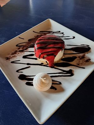 cheesecake vegana con salsa di fragole e cioccolato at Non Solo Eat Art S in Seggiano