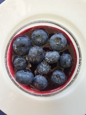 dolce al cucchiaio con i mirtilli Biologici dell'Amiata at Non Solo Eat Art S in Seggiano