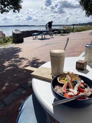 Himbeer Bowl, Chai Latte mit Hafermilch  at Strandgeflüster in Eckernfoerde