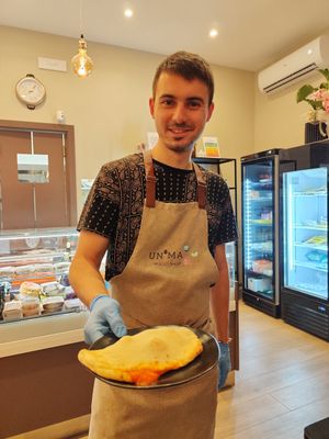 Calzone ripieno di pomodoro e mozzarella appena sfornato at Unima in Terni