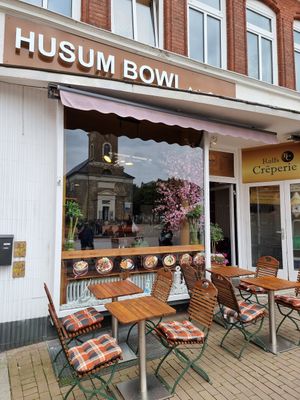 Front with outdoor seating at Husum Bowl in Husum