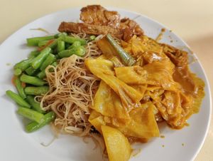 Bee hoon with Curry vegetables, French bean and soy at Heavenly Taste Vegetarian - 天味素食 in Central Singapore