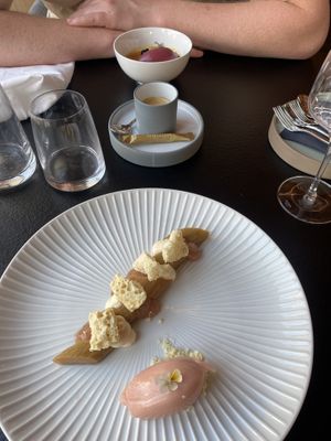 Nachspeise, Rhabarber mit weißer Schokolade  at NASHI Dining in Erfurt