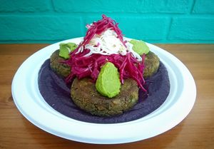Falafel di lenticchie ,doppio cavolo e salsa verde at Cucineria54 in Ascoli Piceno