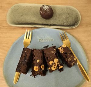 Vegan brownie and vegan ball at Manduca in Barcelona