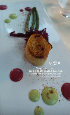 Sfoglia di daikon, sedano rapa e zucchine con crema di verdure e asparagi at Ristorante Come in Famiglia in Rivoli
