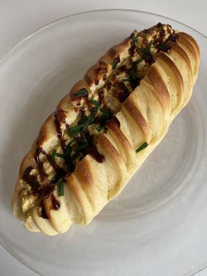 Viennois au tofu brouillé et champignon roti  at La Mauvaise Herbe in Paris