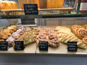 J'ai testé la viennoise pistache griotte ainsi  que la brioche cannelle , 😋 😋 😋 😋 😋 at La Mauvaise Herbe in Paris