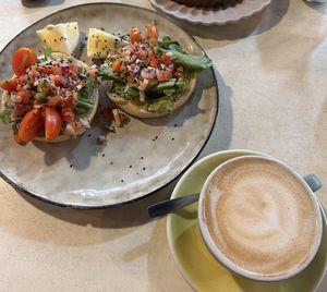 Bagel vegano con plata, rúcula y criolla. Capuccino con leche vegetal   at Ritual Café   in Montevideo