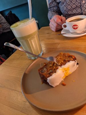 Carrot cake & matcha latte at HappenPappen in Hamburg