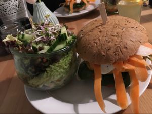 burger & salad at HappenPappen in Hamburg