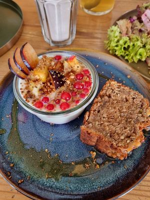 Banana bread and yogurt at HappenPappen in Hamburg