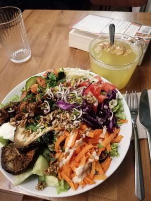Salad and Orange Ginger Tea at HappenPappen in Hamburg