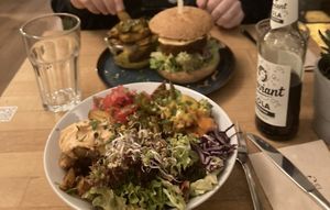 Burger Bowl and Burger with fries  at HappenPappen in Hamburg