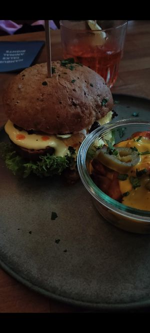 Cheeseburger and potatoes at HappenPappen in Hamburg