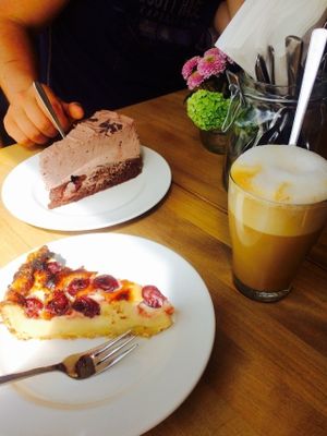 cheese cake/ chocolate cake at HappenPappen in Hamburg