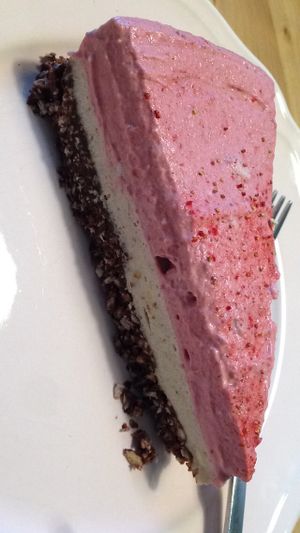 raw vegan strawberry cake at HappenPappen in Hamburg