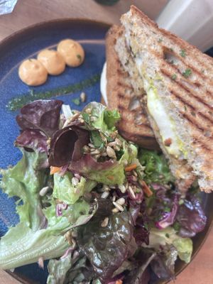 Chimichurri grilled cheese Sandwich mit Beilagensalat  at HappenPappen in Hamburg