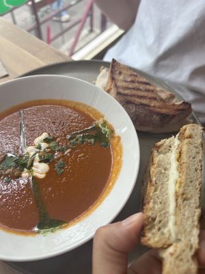 Tomatensuppe mit grilled Cheese Sandwich  at HappenPappen in Hamburg