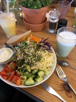 Mango Tango Smoothie, Grosser Happenpappen Salat and Matcha Latte at HappenPappen in Hamburg