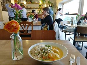 veganes Spitzrüben Curry mit Kartoffeln und Kohl at HappenPappen in Hamburg