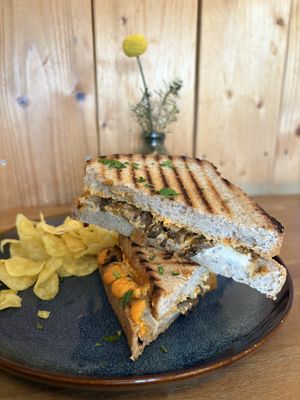 Schmacht sandwich with a side of chips (extra)  at HappenPappen in Hamburg