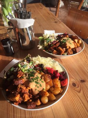 Salad/burger bowl vegan  at HappenPappen in Hamburg