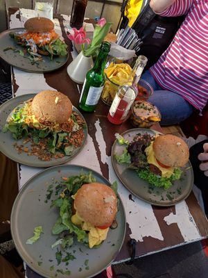 A full table at HappenPappen in Hamburg