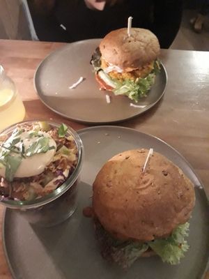 Hamburger und Ofenkartoffeln at HappenPappen in Hamburg