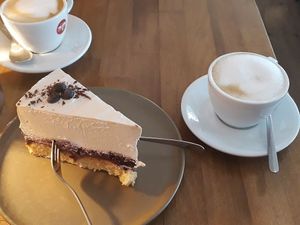 Kaffeetorte und Cappuccino at HappenPappen in Hamburg