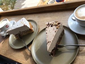 Schwedische Apfeltorte und Schokotorte, beide super lecker! at HappenPappen in Hamburg