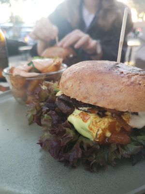 Cheesy champ burger with wedges at HappenPappen in Hamburg