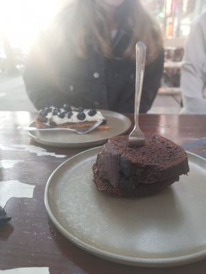 Chocolate dream & blueberry cake at HappenPappen in Hamburg