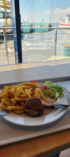 Vegane Frikadelle mit Pommes, dazu veganer Dip (17.06.2024) at Hafen-Bistro in Dagebuell