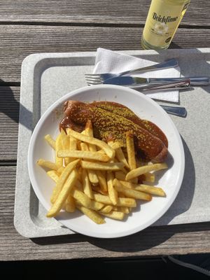 Vegane Currywurst mit Pommes  at Hafen-Bistro in Dagebuell