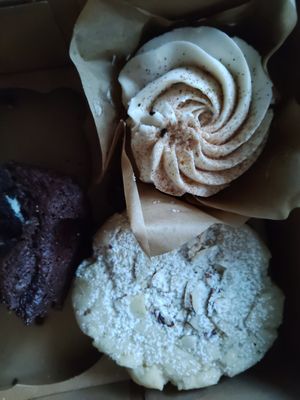 Dirty chai latte cupcake, almond sandwich cookie, corner of Oreo brownie. All Fire! 🔥🔥😋 #Veganuary at Sweet Haven Bakery in Citrus Heights