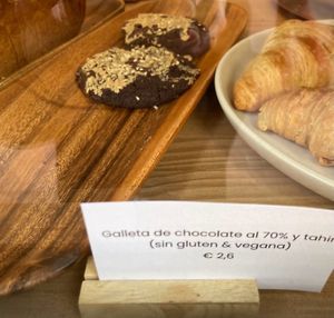 Vegan cookie (70% dark chocolate & tahini) which is also gluten-free at Solo Café in Madrid